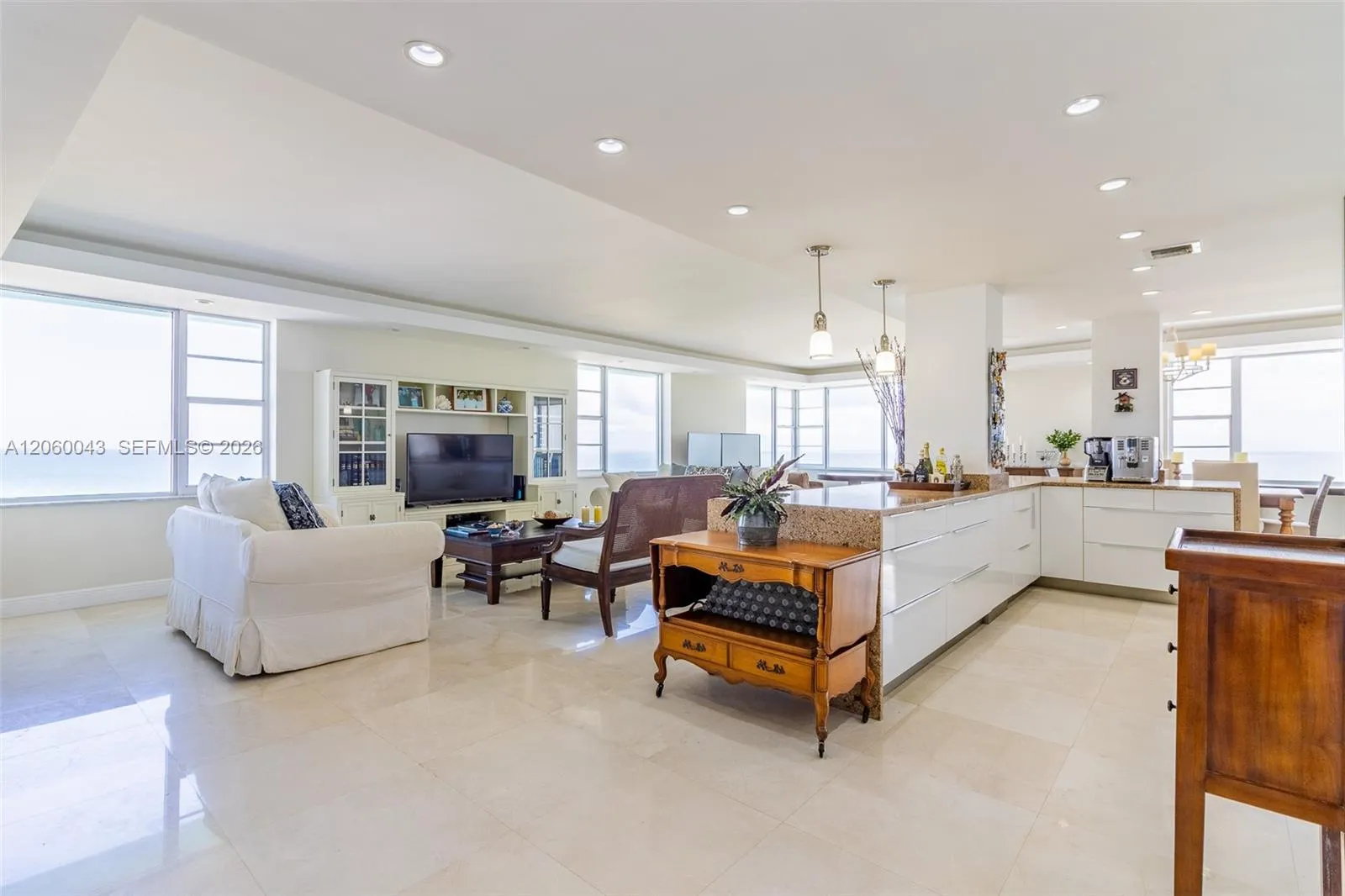 Foto de propiedad en 5255 Collins Avenue 11E, Miami Beach, FL 33140 Miami Beach con MLS# 