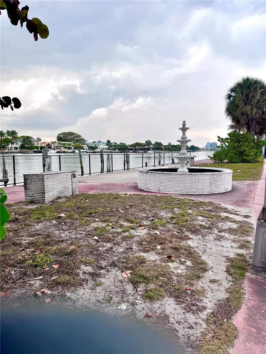 Foto de propiedad en 5255 Collins Avenue E, Miami Beach, FL 33140 Miami Beach con MLS# 