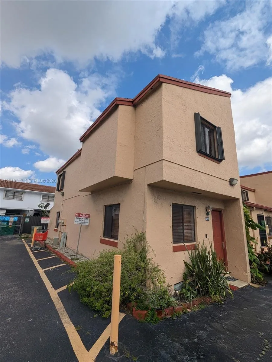 Vendido 5256 W 24th Avenue 53, Hialeah, FL 33016, Hialeah, FL 33016