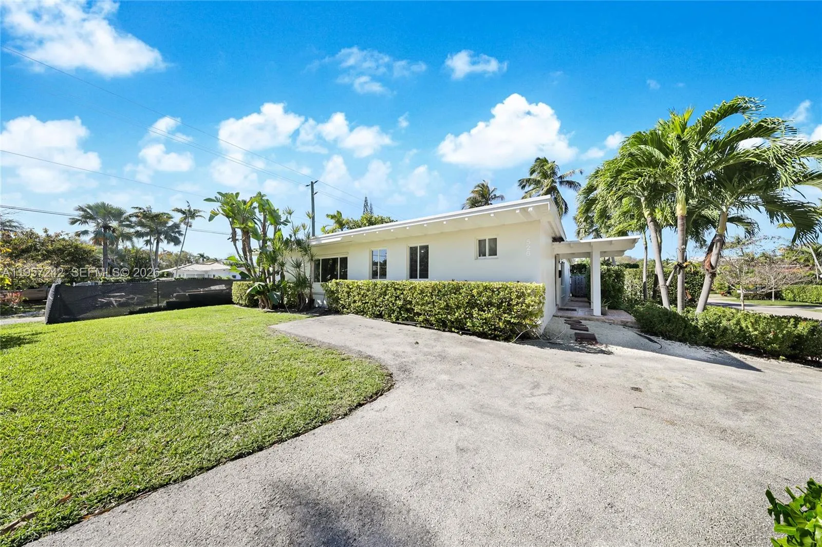 Foto de propiedad en 526 Satinwood Drive, Key Biscayne, FL 33149 Key Biscayne con MLS# 