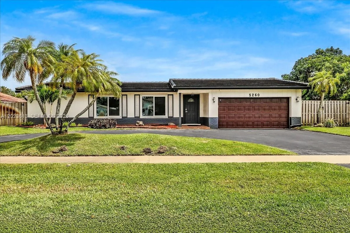 Foto de propiedad en 5260 SW 10th Court, Plantation, FL 33317 Plantation con MLS# 