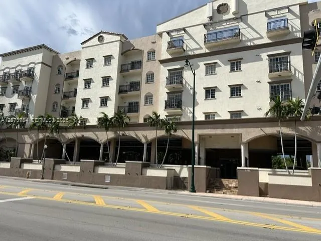 En Venta 5271 SW 8th Street 313, Miami, FL 33134, Miami, FL 33134