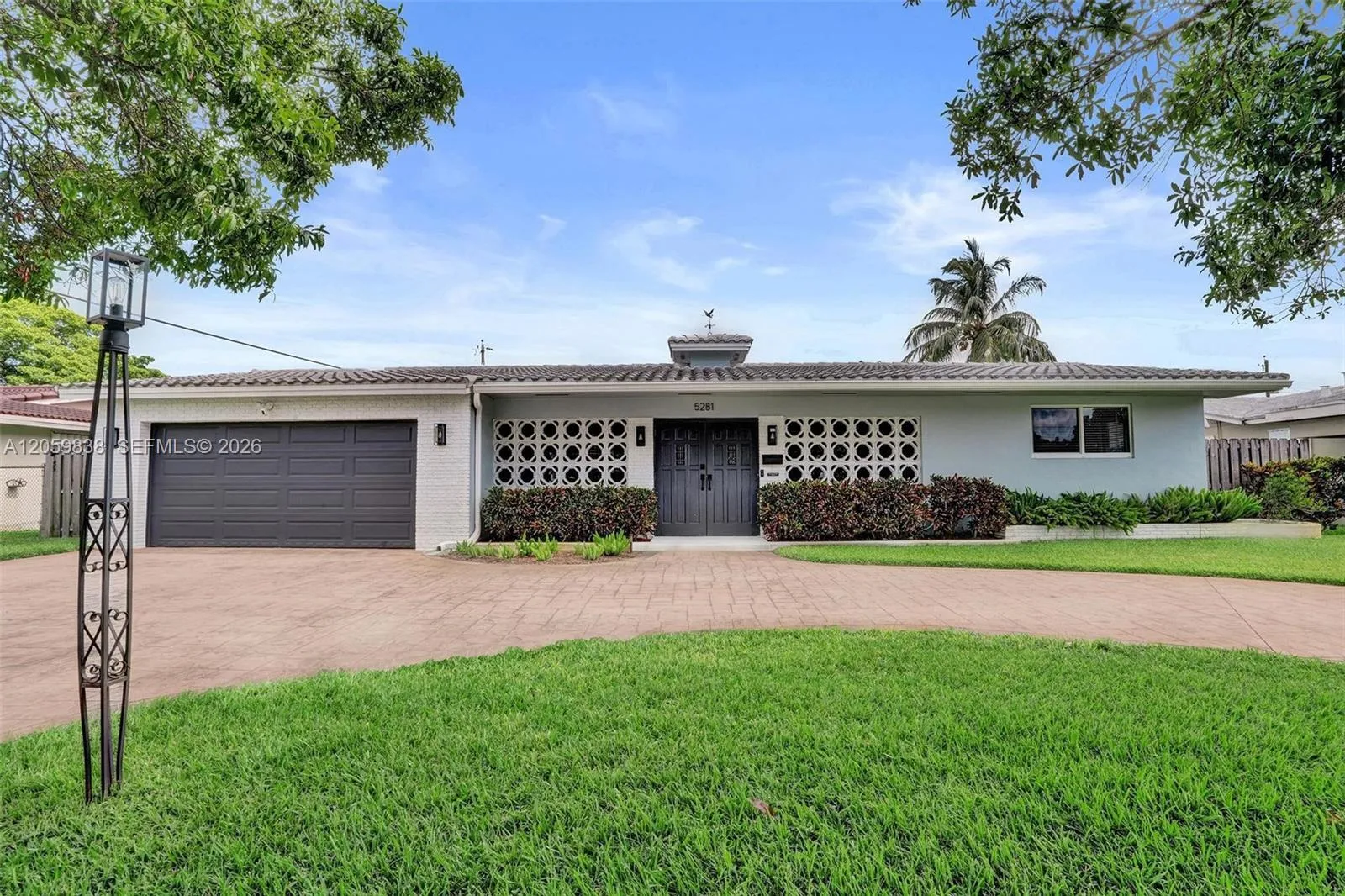Foto de propiedad en 5281 SW 4th Court, Plantation, FL 33317 Plantation con MLS# 