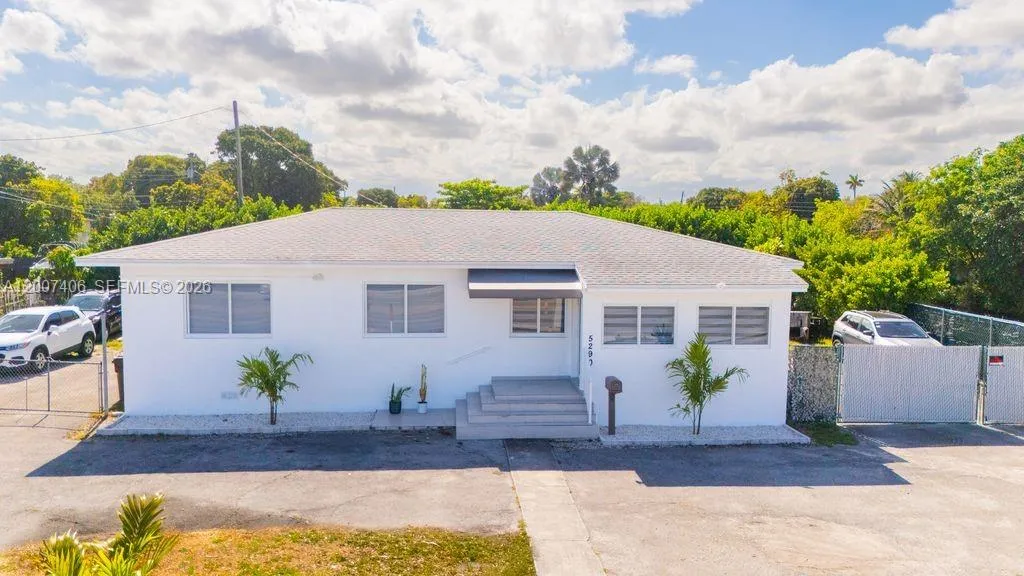 Foto de propiedad en 5290 Palm Avenue, Hialeah, FL 33012 Hialeah con MLS# 