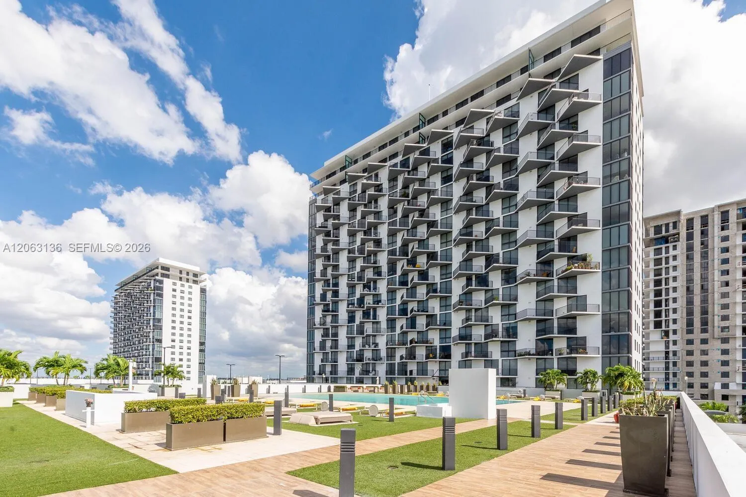 Foto de propiedad en 5300 Paseo Boulevard 1905, Doral, FL 33166 Doral con MLS# 