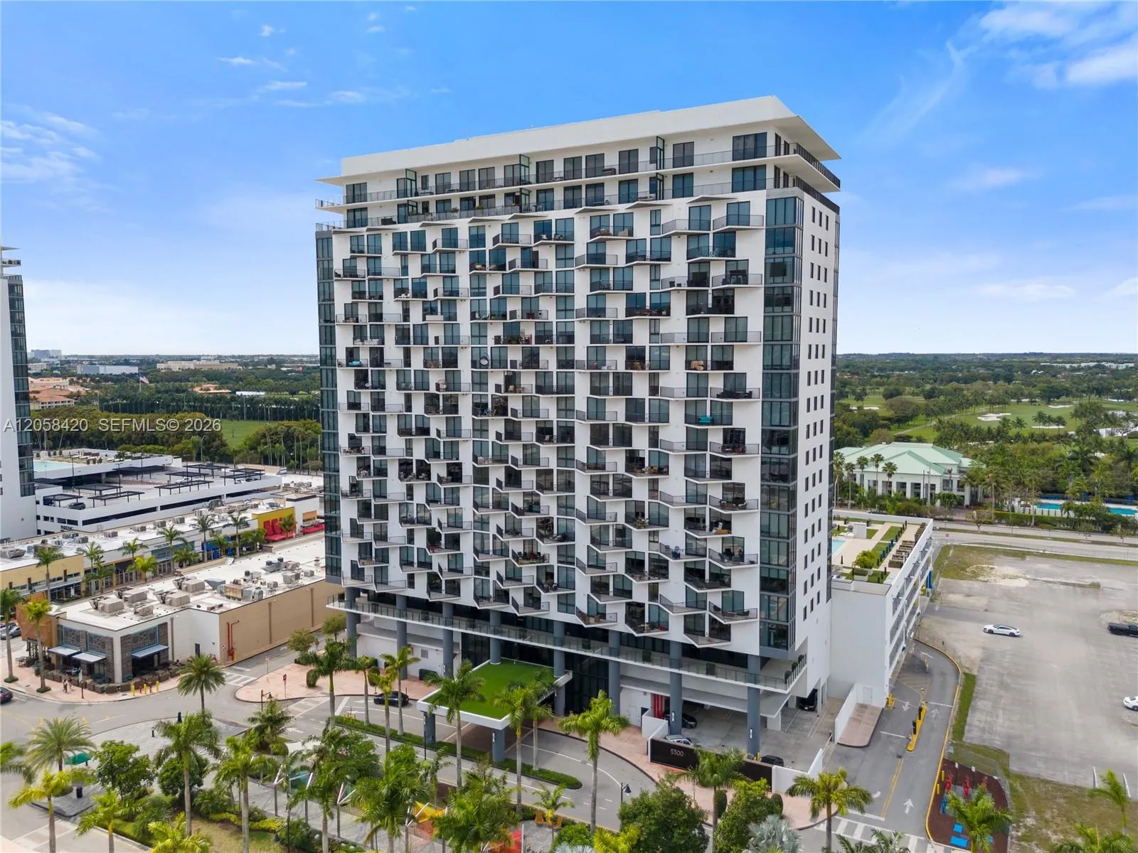 Foto de propiedad en 5300 Paseo Boulevard 502, Doral, FL 33166 Doral con MLS# 