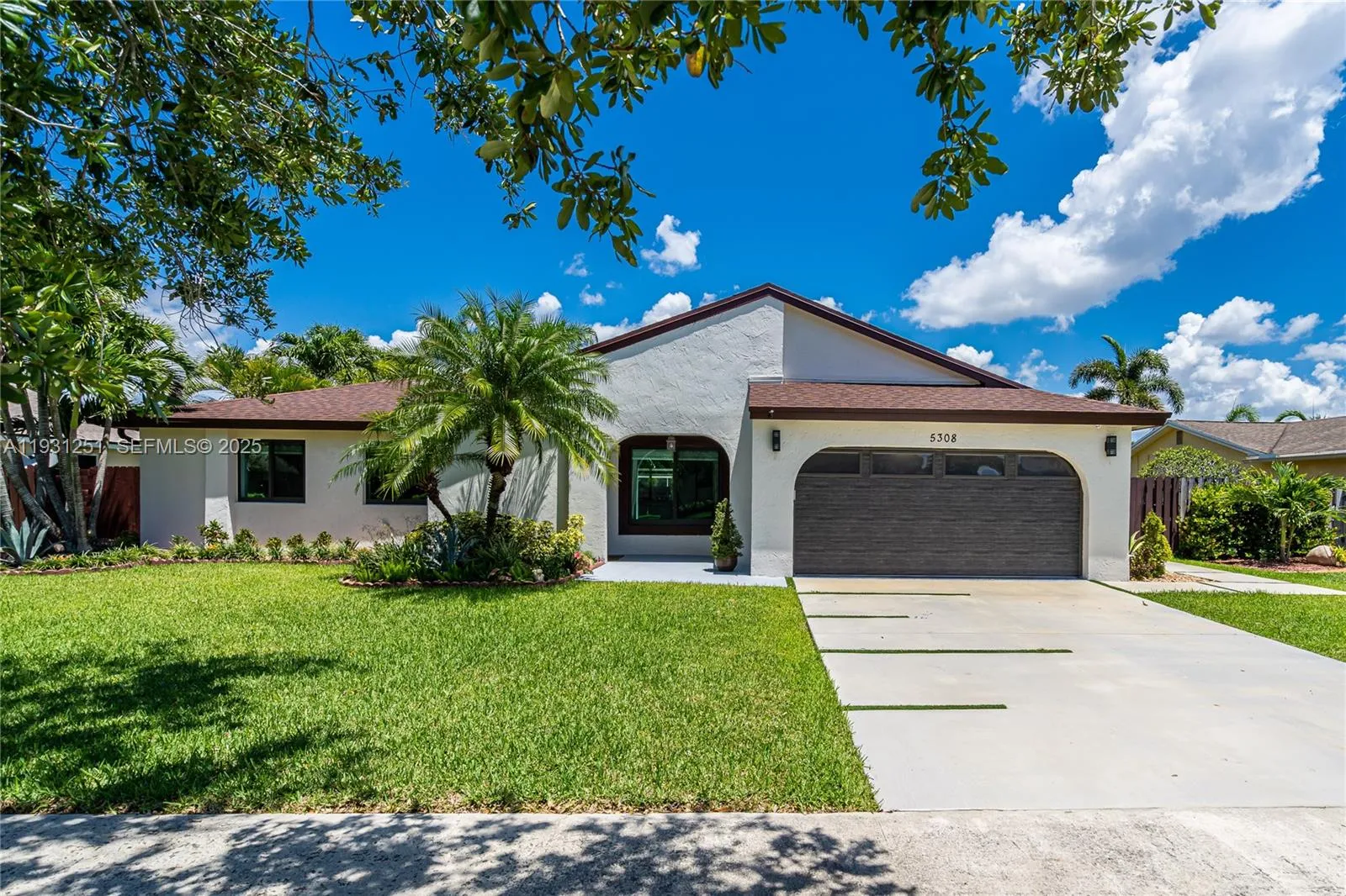 Foto de propiedad en 5308 SW 117th Avenue, Cooper City, FL 33330 Cooper City con MLS# 