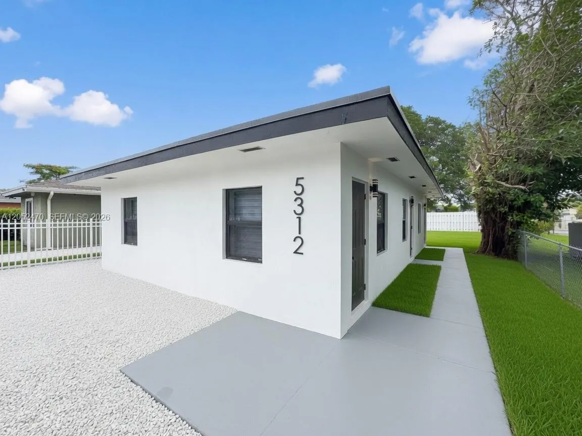 En Venta 5312 NW 24th Court, Miami, FL 33142, Miami, FL 33142