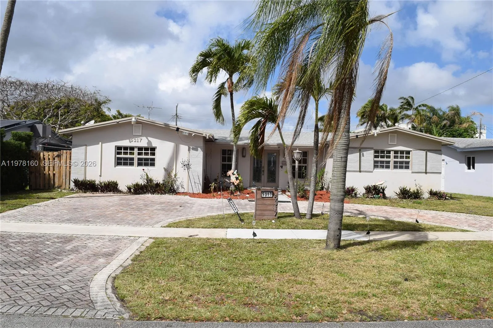 Foto de propiedad en 5317 Van Buren Street, Hollywood, FL 33021 Hollywood con MLS# 