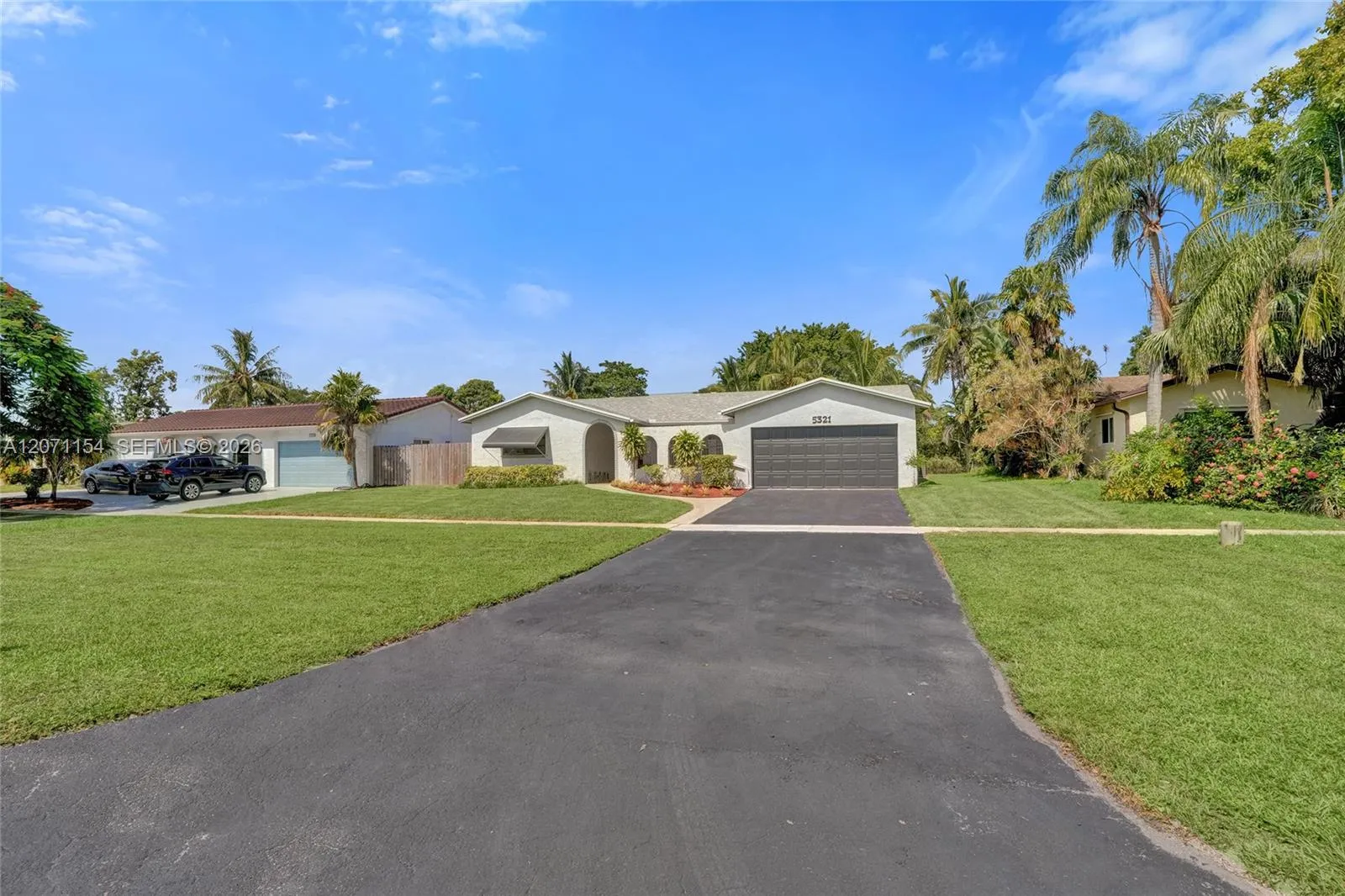 Foto de propiedad en 5321 SW 90th Avenue, Cooper City, FL 33328 Cooper City con MLS# 