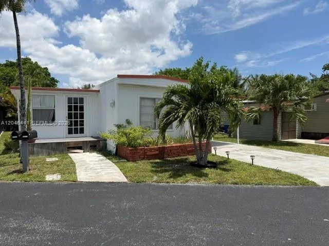 Foto de propiedad en 5331 SW 35th Street, Davie, FL 33314 Davie con MLS# 