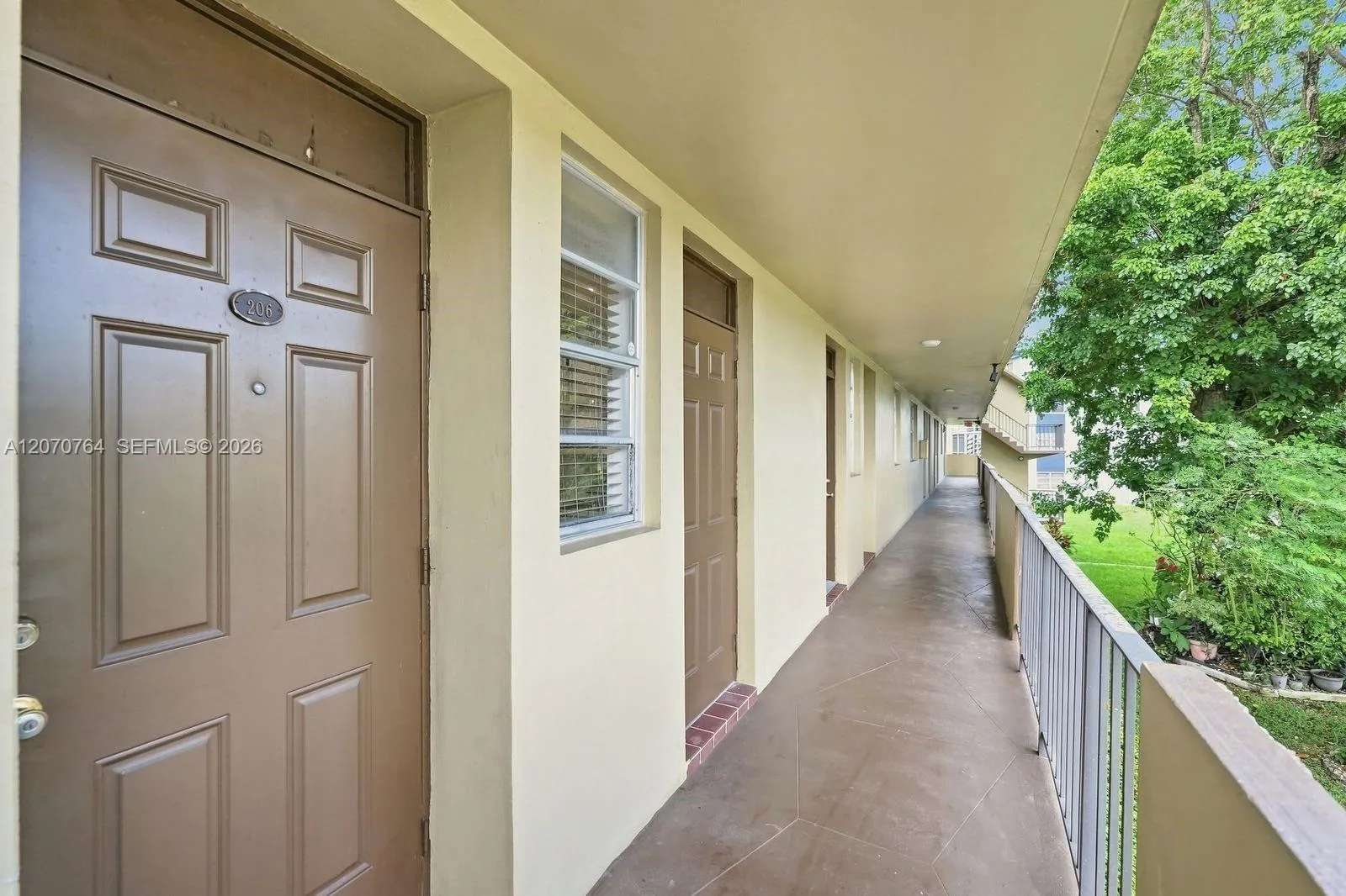 Foto de propiedad en 5335 NW 10th Court 206, Plantation, FL 33313 Plantation con MLS# 