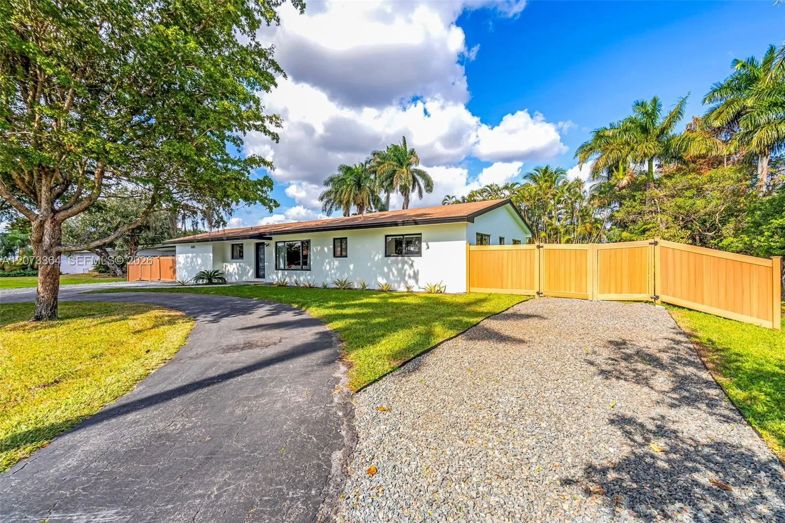 Foto de propiedad en 535 N Biscayne River Drive, Miami, FL 33169 Miami con MLS# 