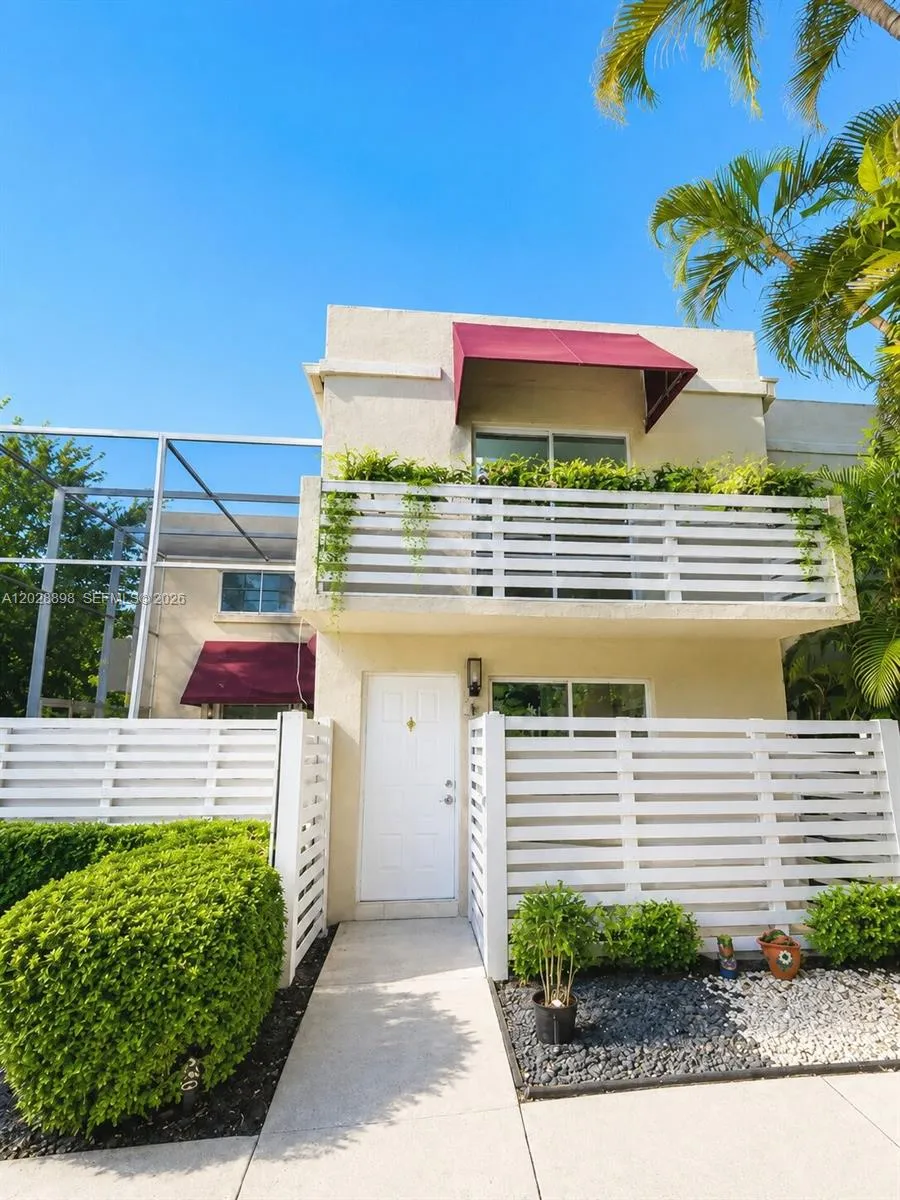 Foto de propiedad en 535 NW 98th Avenue, Plantation, FL 33324 Plantation con MLS# 