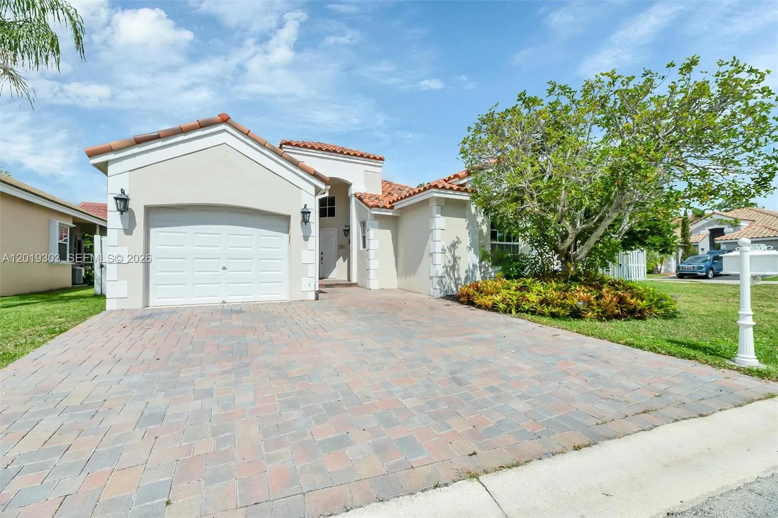 Foto de propiedad en 535 Somerset Way, Weston, FL 33326 Weston con MLS# 