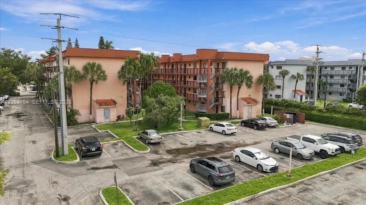 En Venta 5350 W 21st Court 202, Hialeah, FL 33016, Hialeah, FL 33016