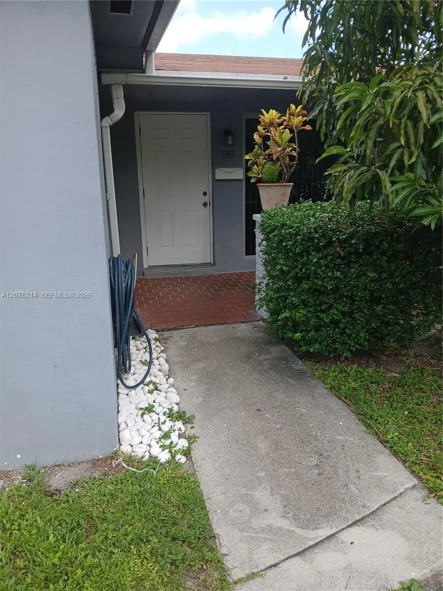 Foto de propiedad en 539 S Rainbow Drive 539, Hollywood, FL 33021 Hollywood con MLS# 