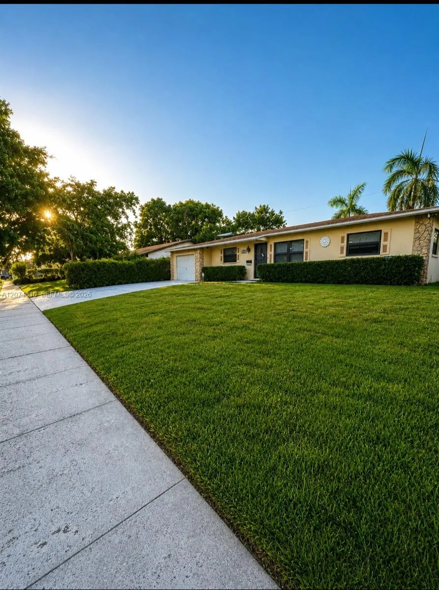 Foto de propiedad en 539 Sabal Palm Drive, Lake Park, FL 33403 Lake Park con MLS# 