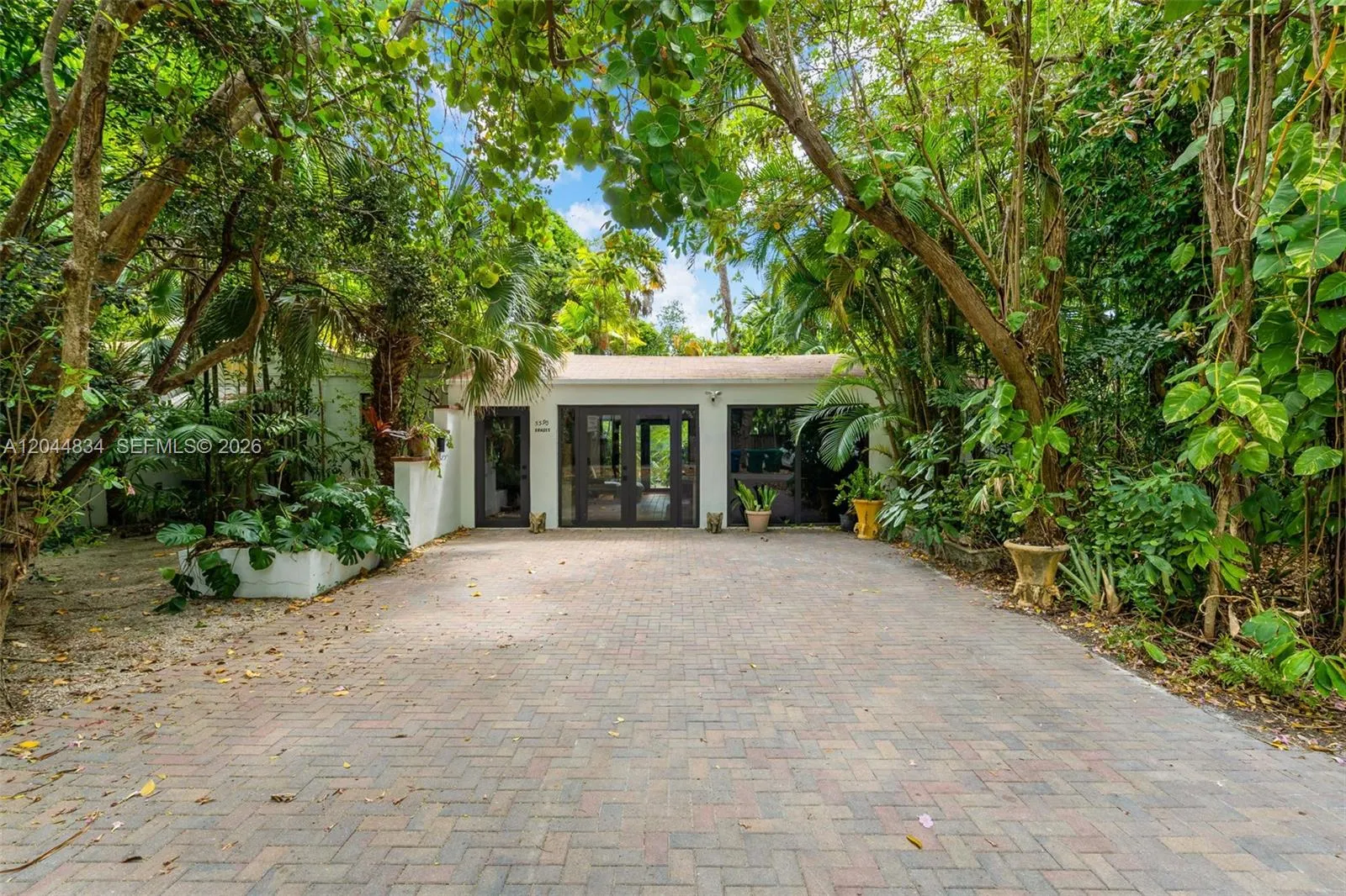 Foto de propiedad en 5390 Sunset Drive, Miami, FL 33143 Miami con MLS# 