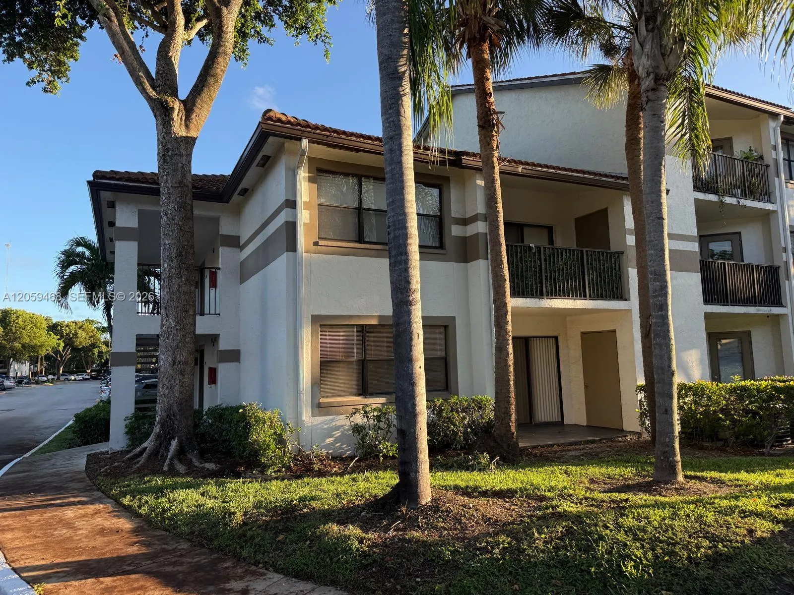Foto de propiedad en 540 S Park Road 111-9, Hollywood, FL 33021 Hollywood con MLS# 