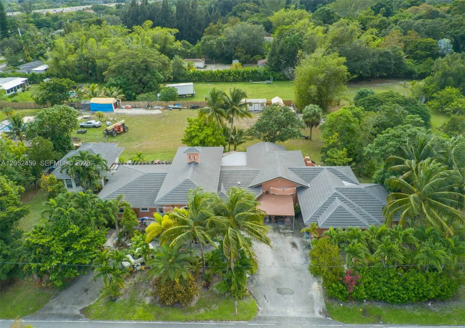 Foto de propiedad en 5400 Palm Tree Road, Plantation, FL 33317 Plantation con MLS# 