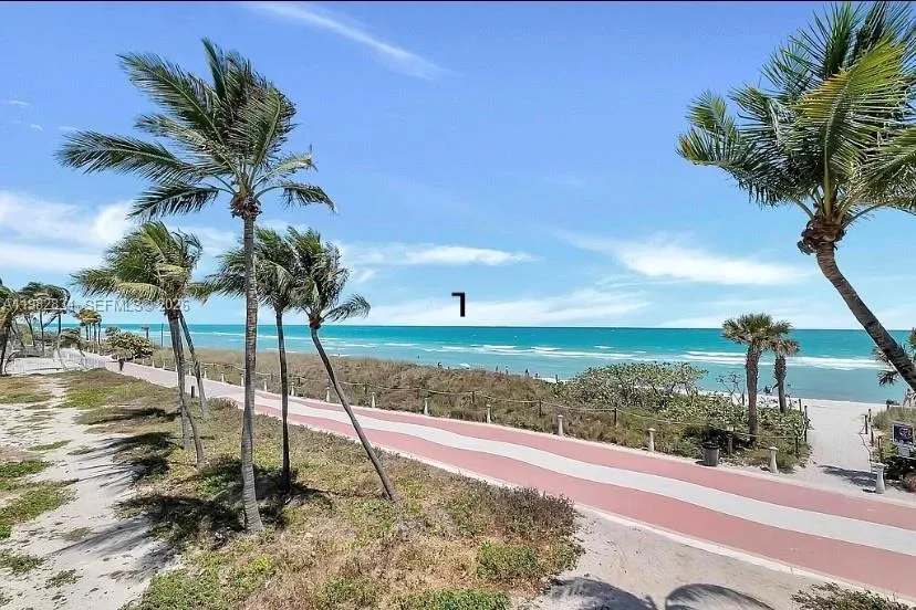 Foto de propiedad en 5401 Collins Avenue 411, Miami Beach, FL 33140 Miami Beach con MLS# 