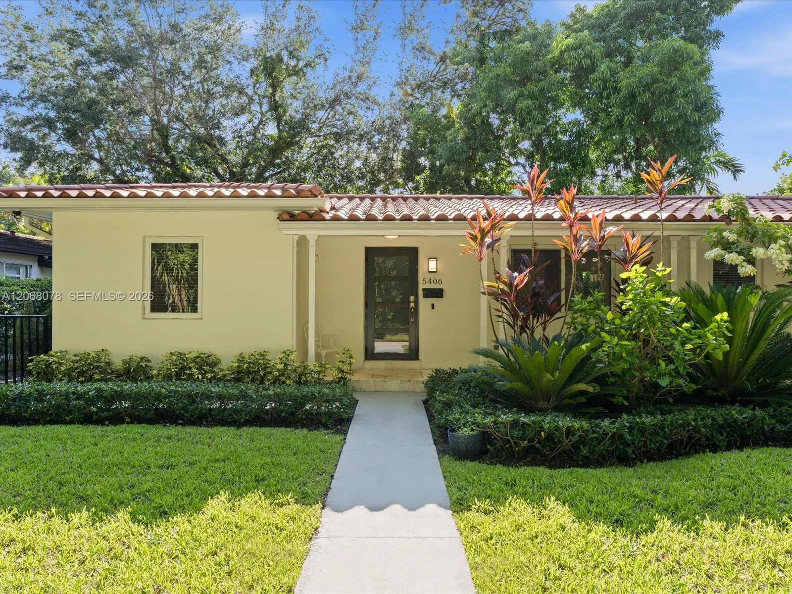 Foto de propiedad en 5406 S Le Jeune Road, Coral Gables, FL 33146 Coral Gables con MLS# 