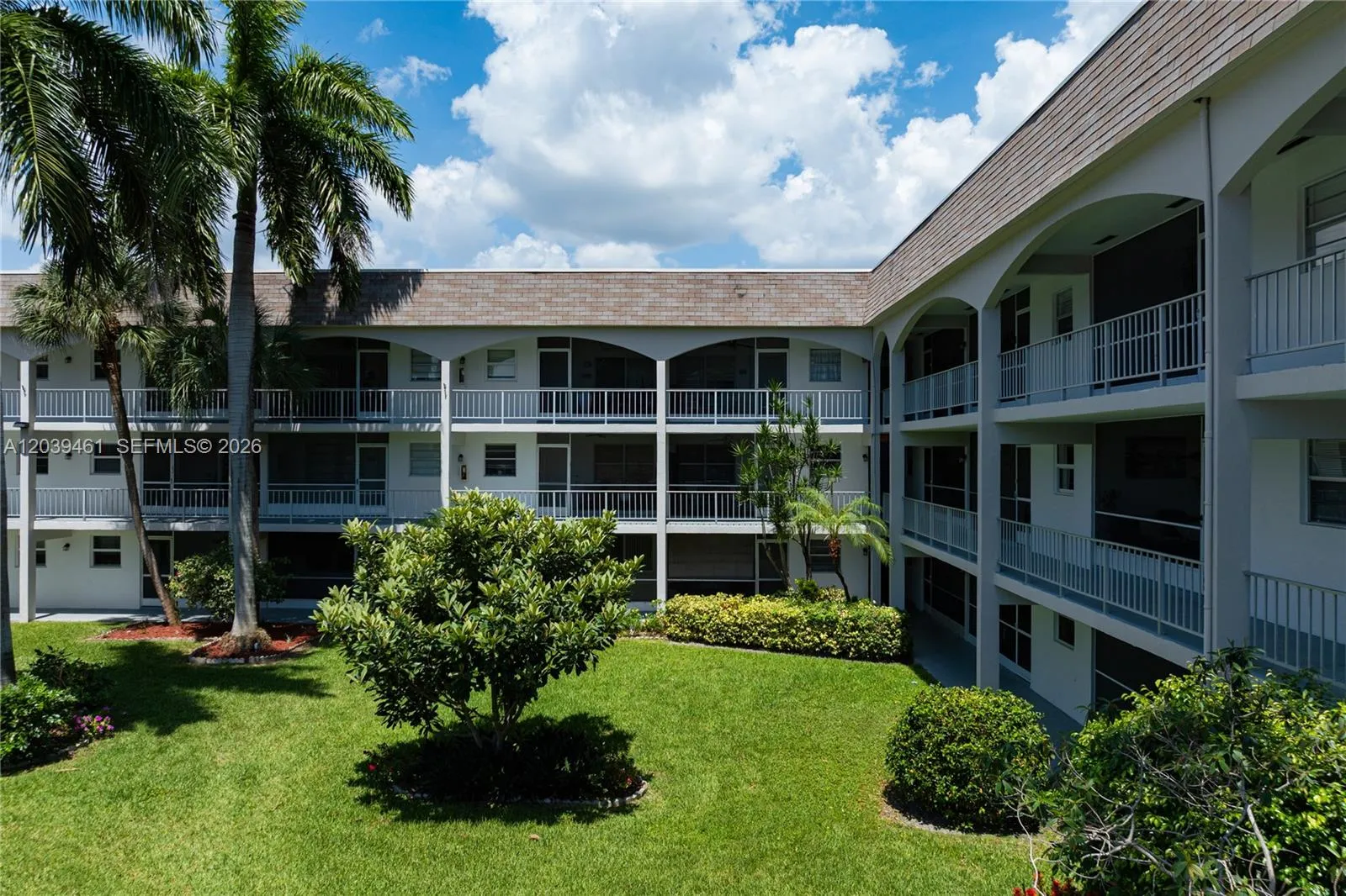Foto de propiedad en 541 Blue Heron Drive 308, Hallandale Beach, FL 33009 Hallandale Beach con MLS# 