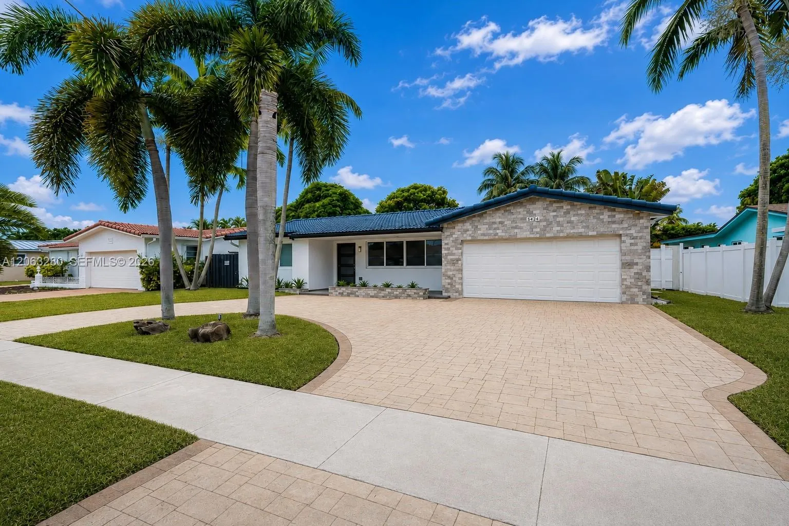 Foto de propiedad en 5424 Garfield Street, Hollywood, FL 33021 Hollywood con MLS# 