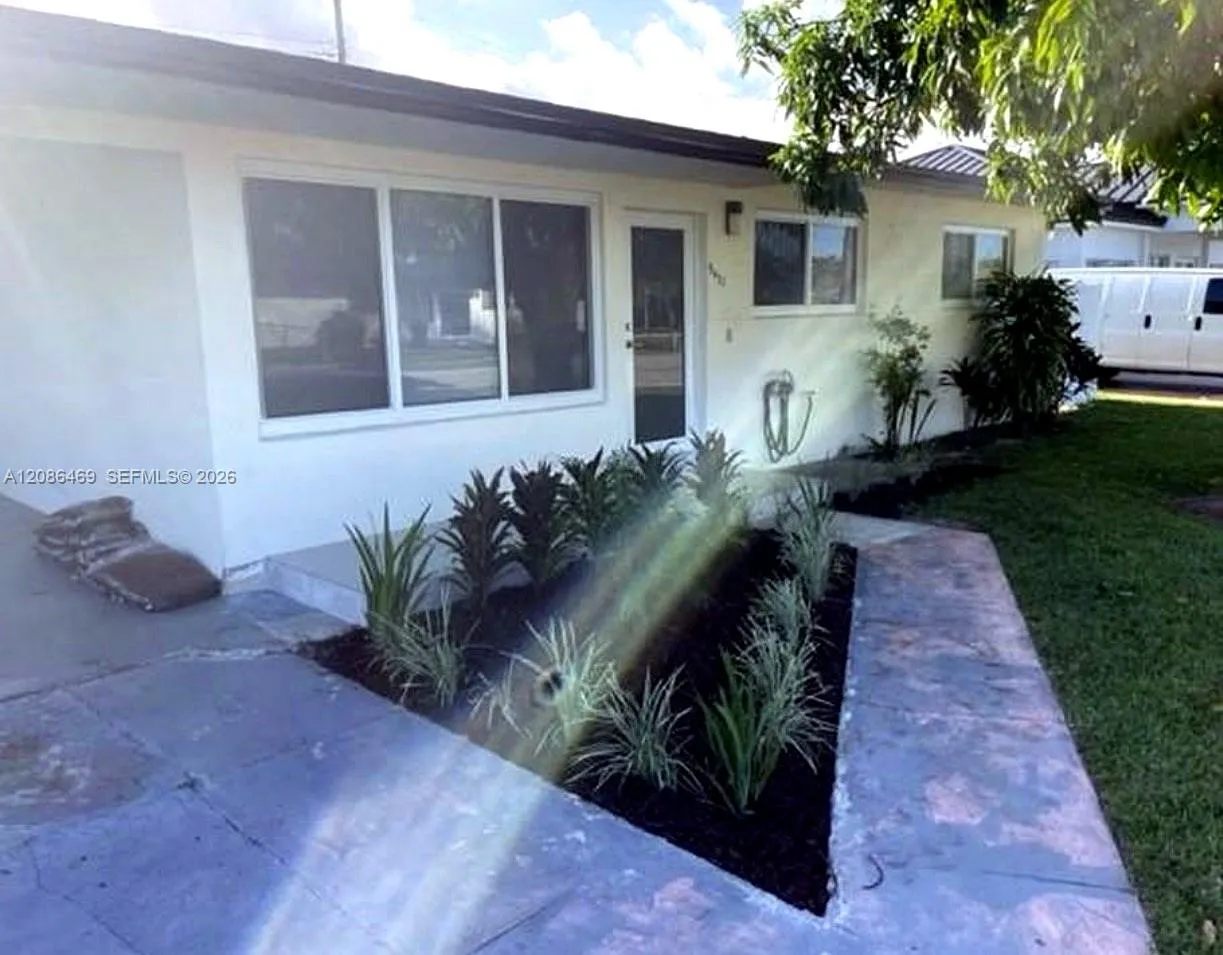 Foto de propiedad en 5431 W 8th Court, Hialeah, FL 33012 Hialeah con MLS# 