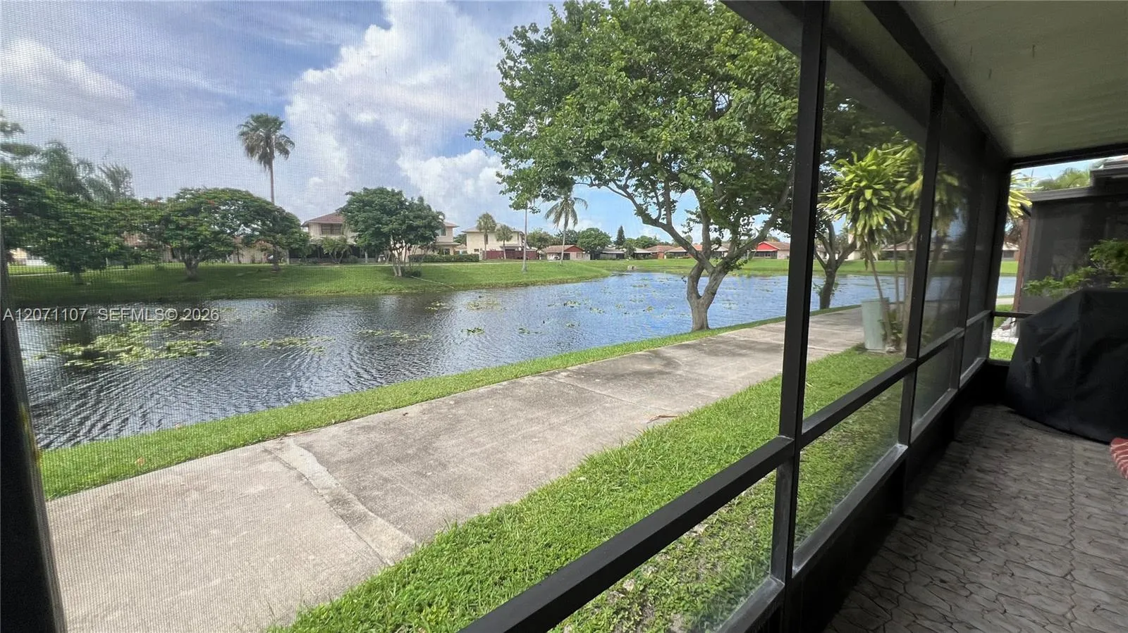 Foto de propiedad en 5437 Mendoza Street, West Palm Beach, FL 33415 West Palm Beach con MLS# 