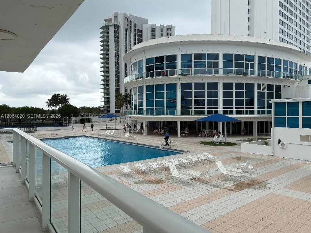 Foto de propiedad en 5445 Collins Avenue 1109, Miami Beach, FL 33140 Miami Beach con MLS# 