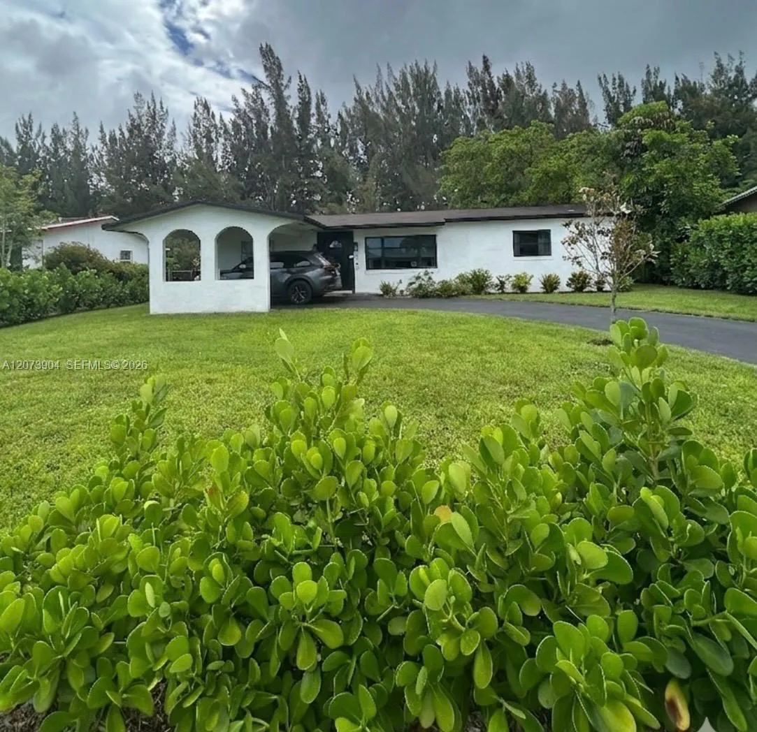 Foto de propiedad en 5450 SW 55th Avenue, Davie, FL 33314 Davie con MLS# 
