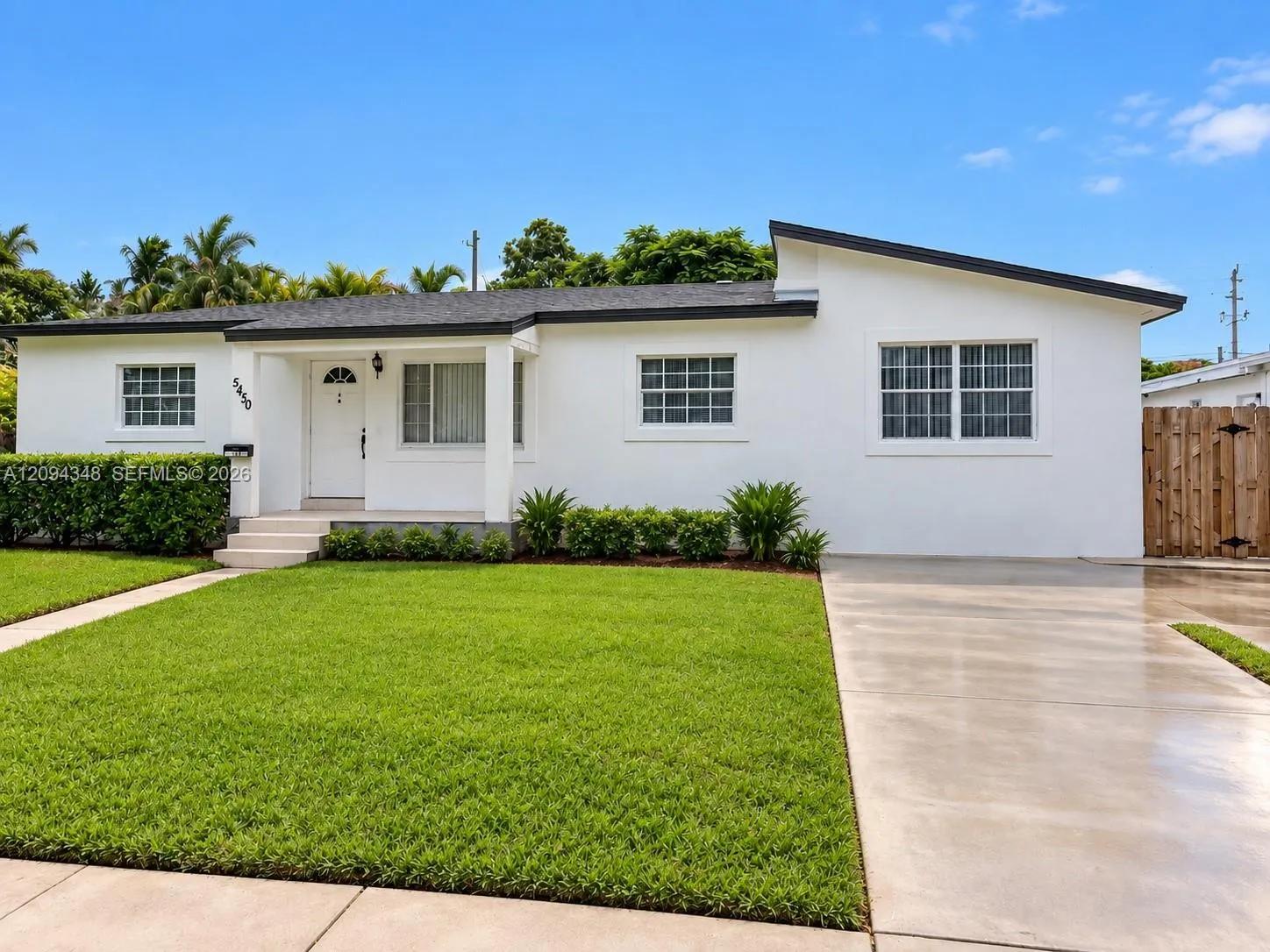 En Venta 5450 W 1st Court, Hialeah, FL 33012, Hialeah, FL 33012