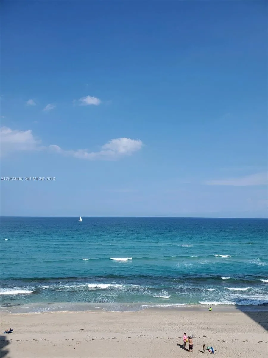 Foto de propiedad en 5460 N Ocean Drive 4B, Singer Island, FL 33404 Singer Island con MLS# 