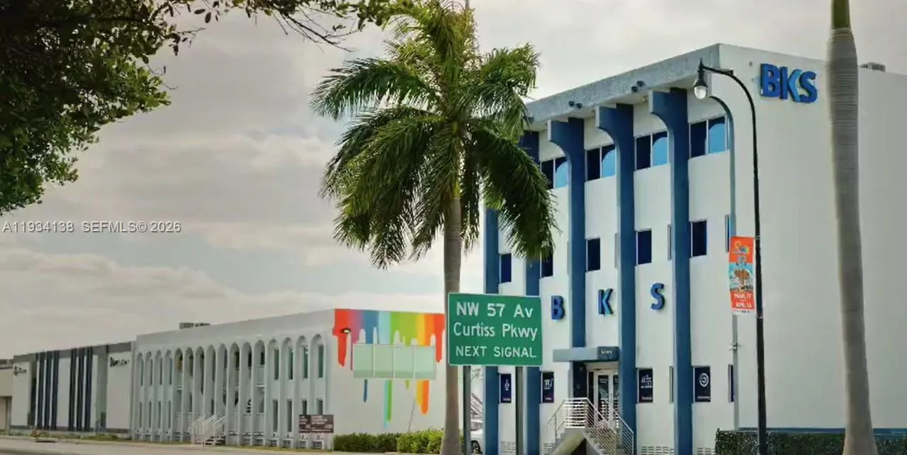 Foto de propiedad en 5465 NW 36th Street, Miami Springs, FL 33166 Miami Springs con MLS# 