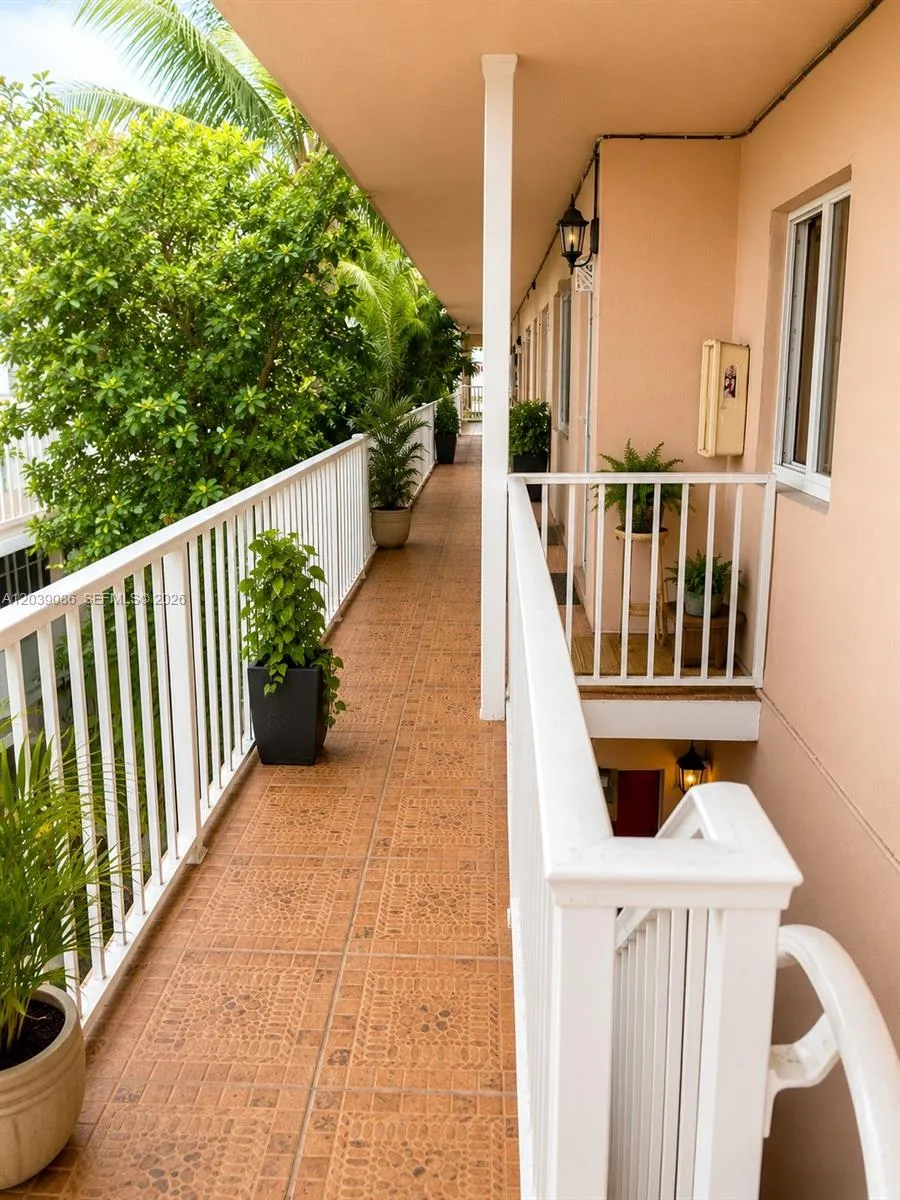 Foto de propiedad en 549 Meridian Avenue 12, Miami Beach, FL 33139 Miami Beach con MLS# 