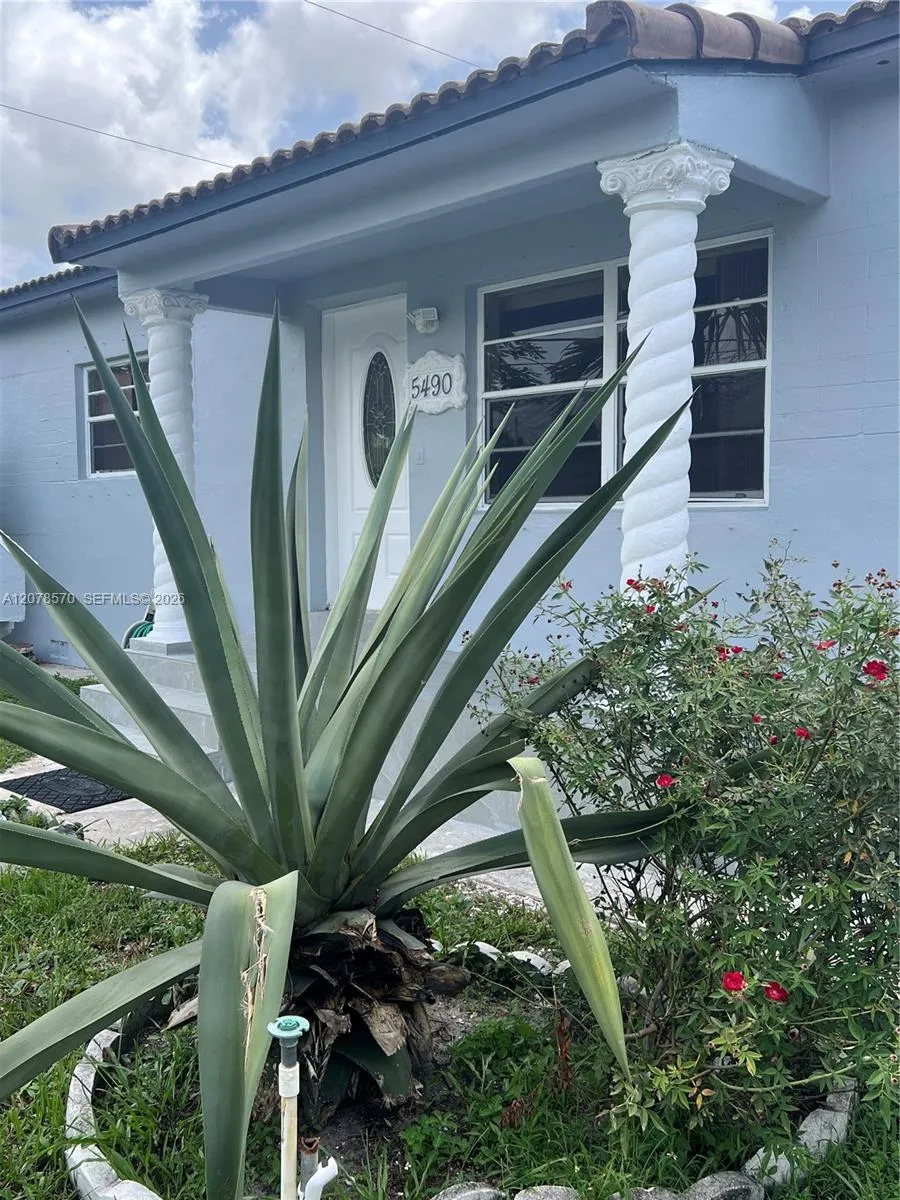 En Venta 5490 W 2nd Avenue, Hialeah, FL 33012, Hialeah, FL 33012