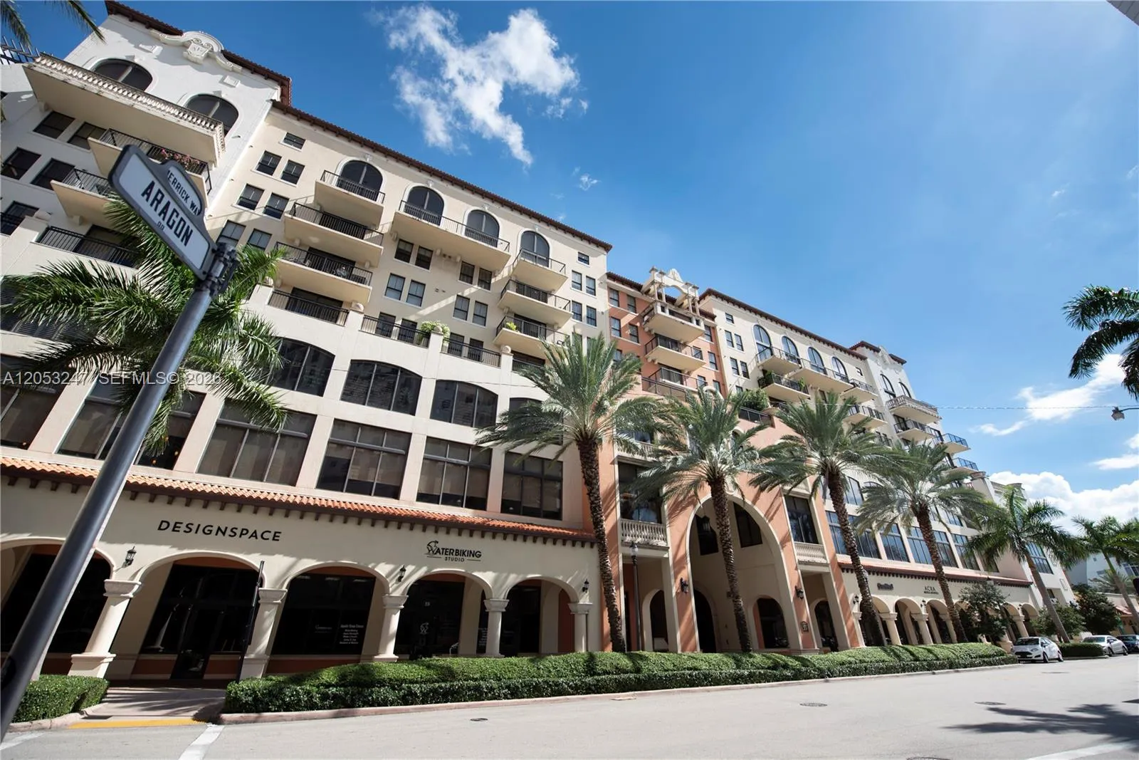 Foto de propiedad en 55 Merrick Way Way 713, Coral Gables, FL 33134 Coral Gables con MLS# 