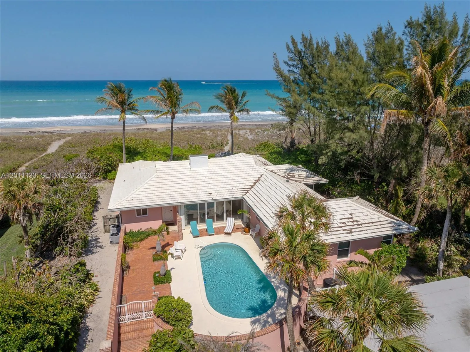 Foto de propiedad en 55 N Beach Road, Jupiter Island, FL 33455 Jupiter Island con MLS# 