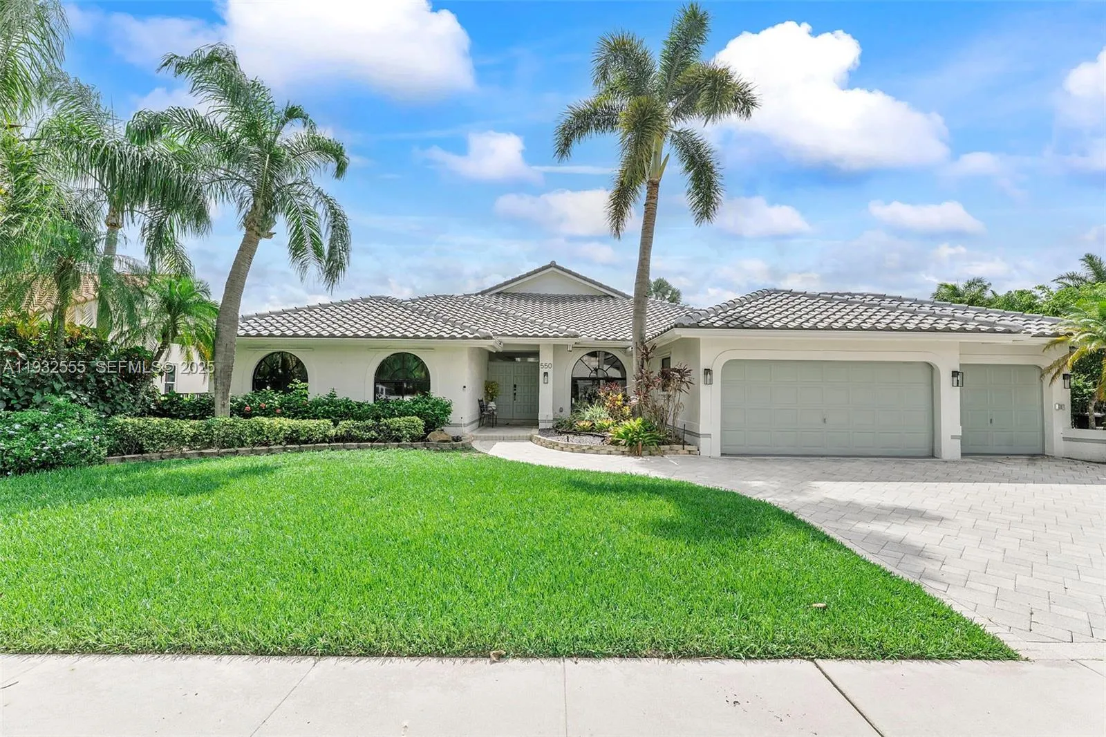Foto de propiedad en 550 NW 110th Avenue, Plantation, FL 33324 Plantation con MLS# 