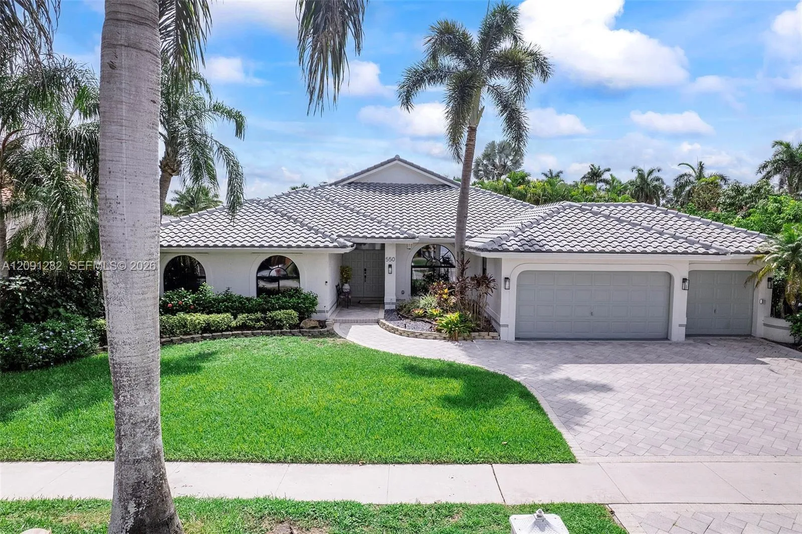 Foto de propiedad en 550 NW 110th Avenue, Plantation, FL 33324 Plantation con MLS# 