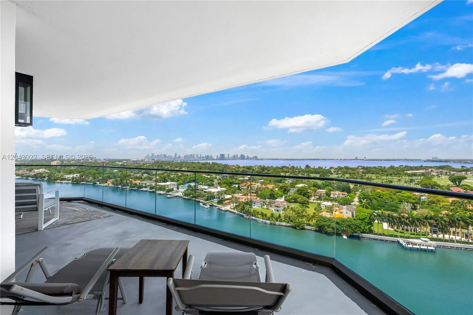 Foto de propiedad en 5500 Collins Avenue 1902, Miami Beach, FL 33140 Miami Beach con MLS# 