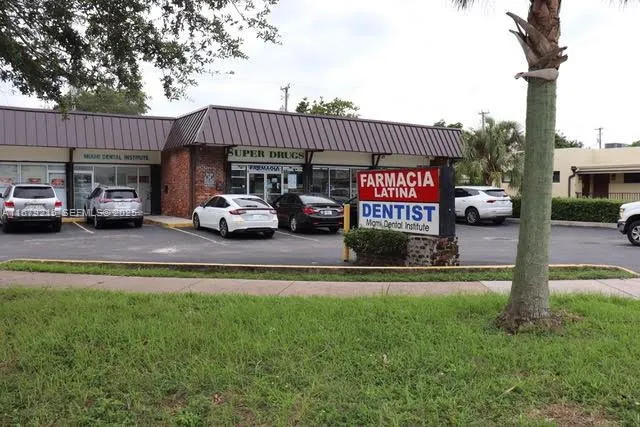 Foto de propiedad en 5500 SW 8th Street Pharmacy, Coral Gables, FL 33134 Coral Gables con MLS# 