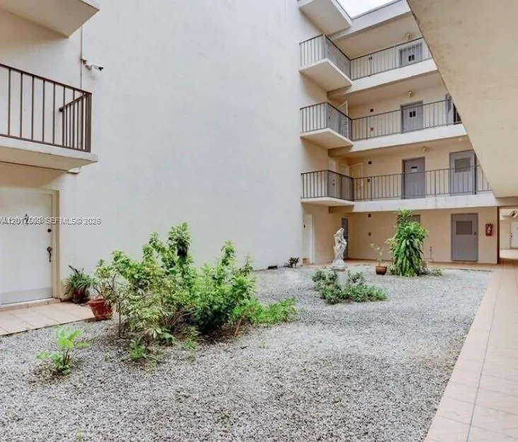 Foto de propiedad en 5501 NW 7th Street E412, Miami, FL 33126 Miami con MLS# 