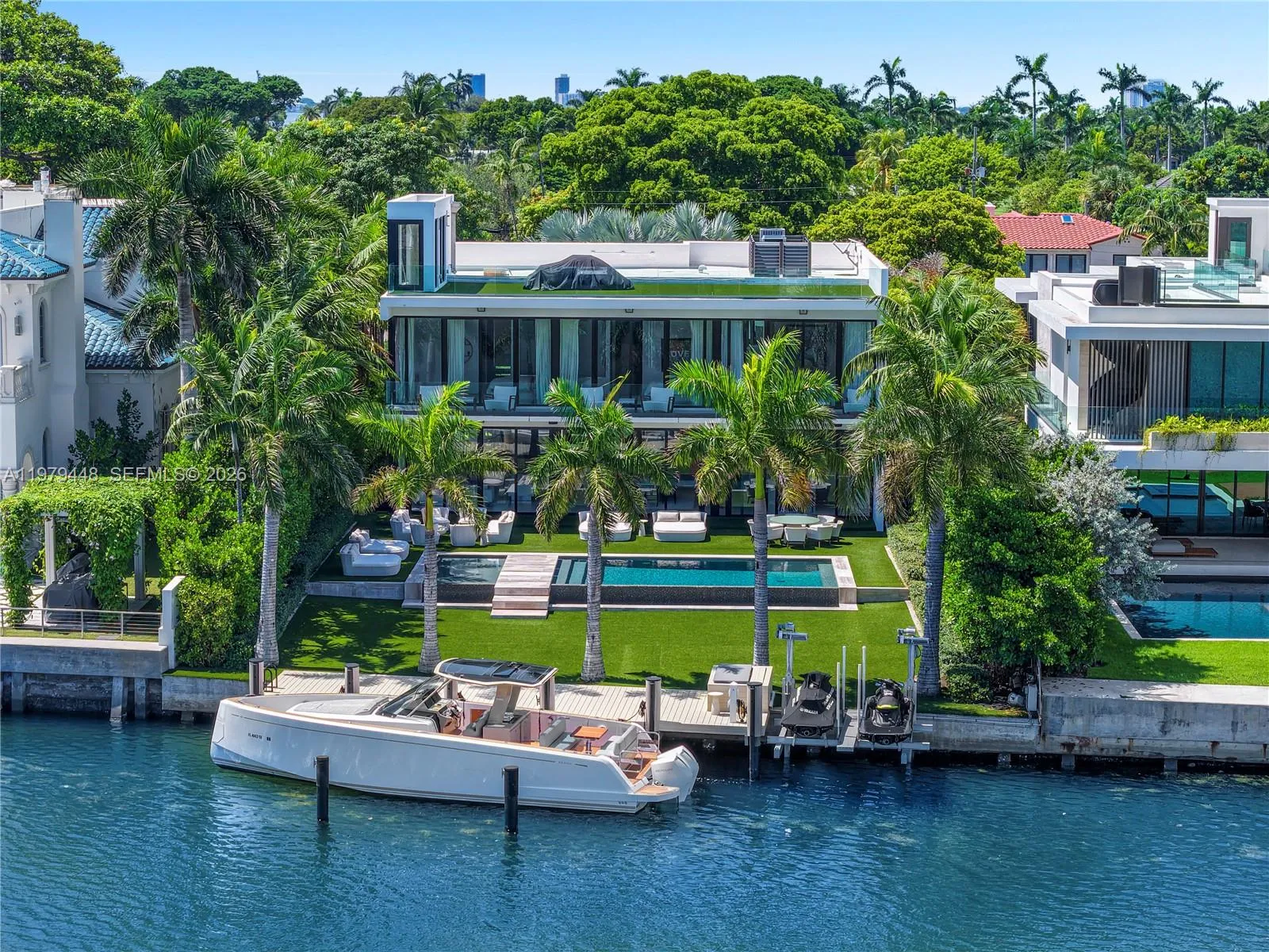 Foto de propiedad en 5501 Pine Tree Drive, Miami Beach, FL 33140 Miami Beach con MLS# 