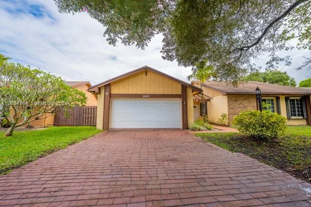 Foto de propiedad en 5501 SW 147th Place, Miami, FL 33185 Miami con MLS# 