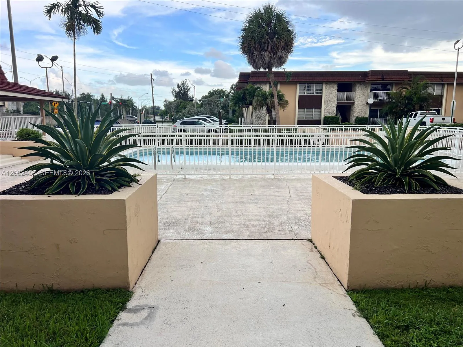 Foto de propiedad en 5501 SW 77th Court 102C, Miami, FL 33155 Miami con MLS# 
