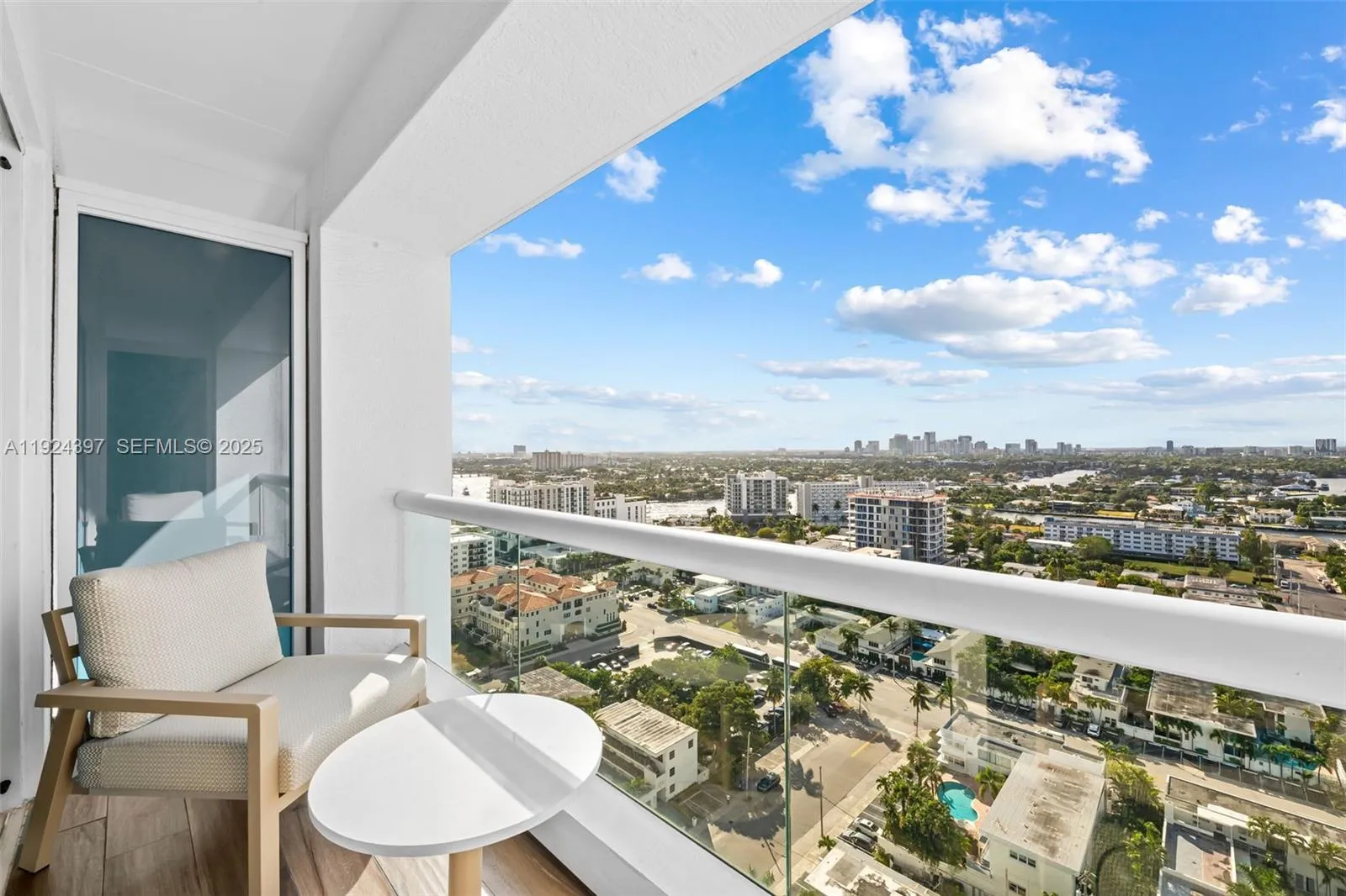 Foto de propiedad en 551 N Fort Lauderdale Beach Boulevard R1904, Fort Lauderdale, FL 33304 Fort Lauderdale con MLS# 