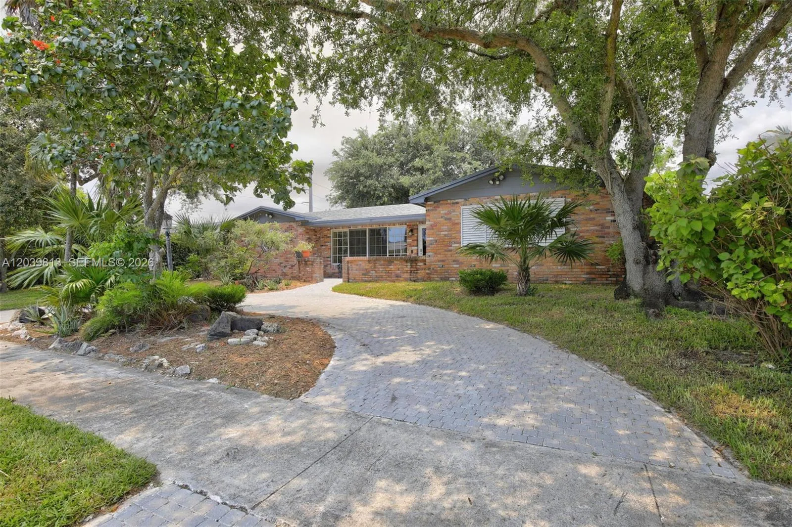 Foto de propiedad en 5511 Taylor Street, Hollywood, FL 33021 Hollywood con MLS# 